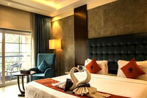 Executive Double Room | Egyptian cotton sheets, premium bedding, individually furnished, desk - Basilica Resort - Where Luxury Redefines (Panchgani)