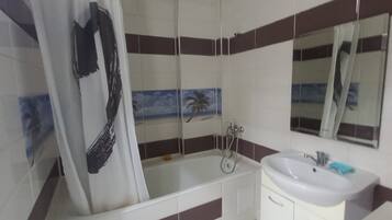 Hårtork, handdukar, tvål och toalettpapper