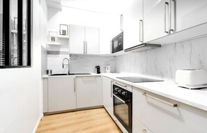 Kühlschrank, Mikrowelle, Ofen, Herdplatte