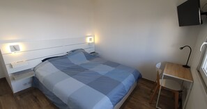 3 bedrooms, in-room safe, iron/ironing board, WiFi