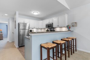 Fridge, microwave, oven, stovetop - Top-Floor 3BR Condo Near Pawleys Island Beach w/ Golf Course View (Pawleys Island)