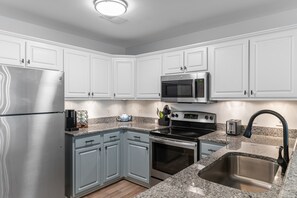 Cafetière/bouilloire, batterie de cuisine, vaisselle et ustensiles