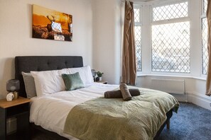 4 bedrooms, iron/ironing board, WiFi, bed sheets