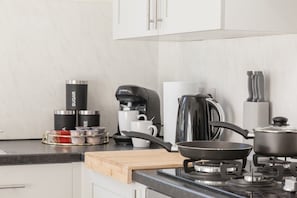 Réfrigérateur, micro-ondes, four, plaque de cuisson