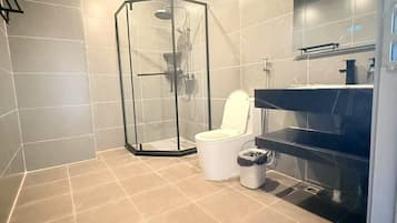 Habitación Business individual | Baño | Ducha y cabezal de ducha tipo lluvia