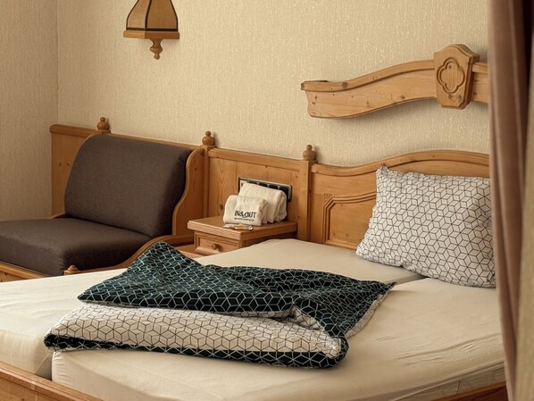 1 bedroom, desk, free WiFi, bed sheets