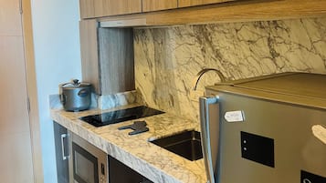 Fridge, microwave, stovetop, electric kettle