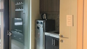 Una cocina moderna con refrigerador, estufa y armarios.