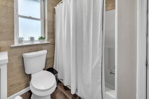 Maison, 3 chambres | Salle de bain | Serviettes fournies, shampooing