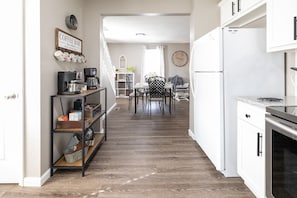 Maison, 3 chambres | Cuisine privée | Réfrigérateur, un four, cafetière-théière, grille-pain