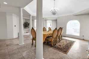 Villa, 5 Bedrooms | Dining