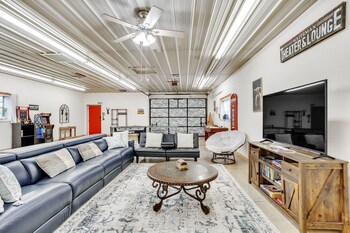 Huge Game-room Style Barndo 1 Bedroom Farmhouse