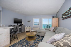 Condo, 1 Bedroom | Living area