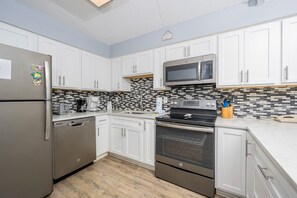 Condo, 1 Bedroom | Private kitchen | Fridge, oven, coffee/tea maker