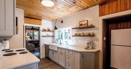 Cozy Rustic Mountain Retreat, Pet Friendly
