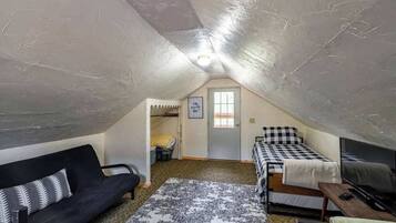 3 bedrooms, travel crib, WiFi, bed sheets