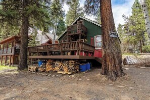 Outdoor dining - Cozy Rustic Mountain Retreat, Pet Friendly (McCall)