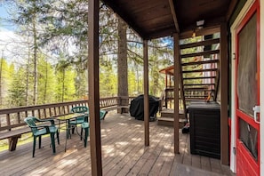 Outdoor dining - Cozy Rustic Mountain Retreat, Pet Friendly (McCall)