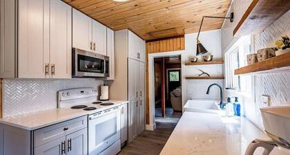 Cozy Rustic Mountain Retreat, Pet Friendly