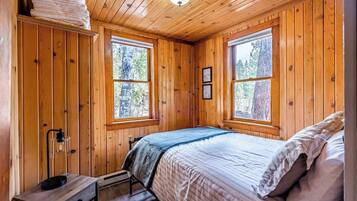 3 bedrooms, travel crib, WiFi, bed sheets