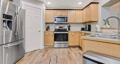 Stunning Private Home with Hot Tub