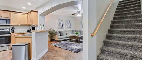 Télévision, cheminée, espaces bureaux