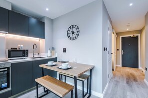 Réfrigérateur, four à micro-ondes, un four, surface de cuisson