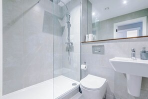 Douche, sèche-cheveux, serviettes fournies