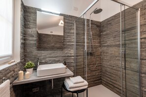 Family Apartment, 3 Bedrooms, City View | Bathroom | Shower, hair dryer, bidet, towels - Charming Portofino 3-bed retreat (Portofino)