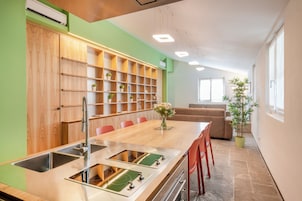 Apartamento família, 3 quartos, vista para a cidade | Cozinha privada | Máquina de café expresso, geladeira, micro-ondas, fogão