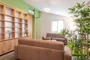 Familienapartment, 3 Schlafzimmer, Stadtblick | Wohnbereich | 32-Zoll-Flachbildfernseher mit Satellitenempfang