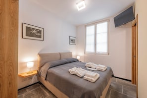Familienapartment, 3 Schlafzimmer, Stadtblick | 3 Schlafzimmer, laptopgeeigneter Arbeitsplatz, Bügeleisen/Bügelbrett