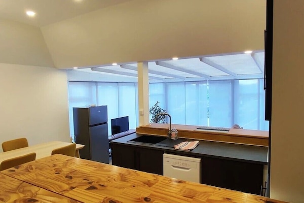 Departamento familiar, 2 habitaciones, lanai | Cocina privada | Refrigerador con congelador, microondas, horno y parrilla de estufa