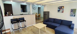 Leilighet – superior, 2 soverom, 1. etasje | Oppholdsområde | TV