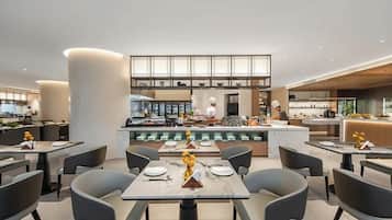 Daily cooked-to-order breakfast (CNY 20 per person)