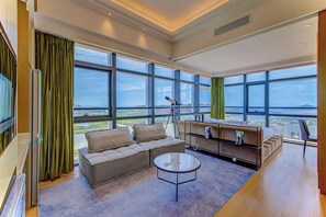 1 habitación, escritorio y espacio para trabajar con laptop 