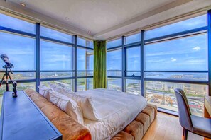 Panoramic Room, Partial Ocean View | Desk, laptop workspace, blackout drapes, free WiFi - FENY HOTEL (Zhuhai)