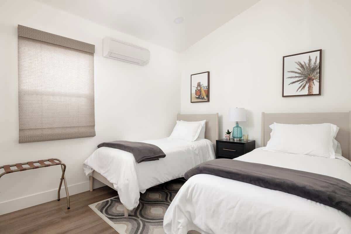 2 habitaciones, tabla de planchar con plancha, cuna de viaje y wifi 