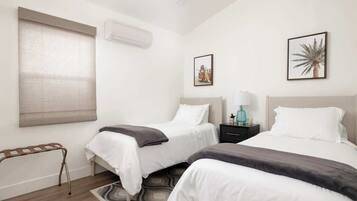2 habitaciones, tabla de planchar con plancha, cuna de viaje y wifi