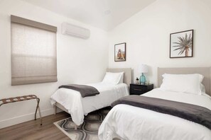 2 bedrooms, iron/ironing board, travel cot, WiFi - Private Home, Pet Friendly ~Sasha's Bungalow in OB (San Diego)
