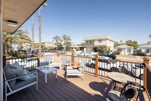 Outdoor dining - Private Home, Pet Friendly ~Sasha's Bungalow in OB (San Diego)