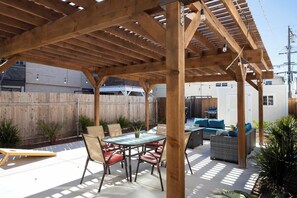 Outdoor dining - Private Home, Pet Friendly ~Sasha's Bungalow in OB (San Diego)