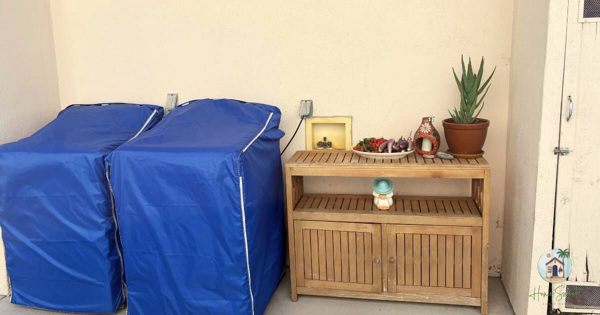 Uma área de estar coberta ao ar livre, com uma mesa e um armário.