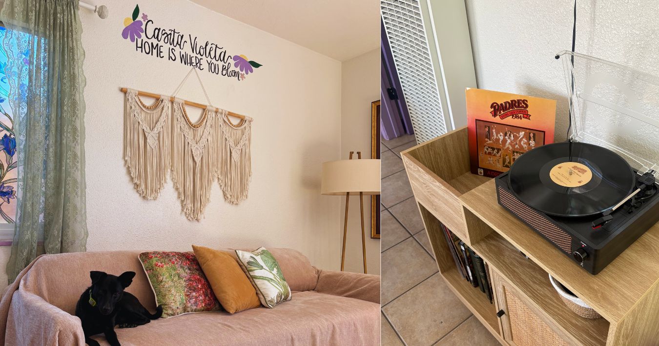 Una habitación con sofá, decoración de macramé en la pared, un perro, una lámpara y un tocadiscos.