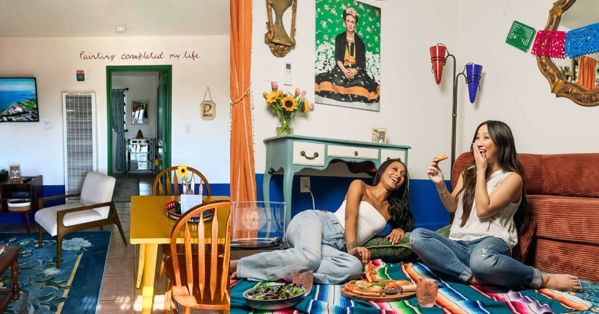 Ein Zimmer mit Esstisch, Stühlen, einer Couch und einer Wand mit Gemälde und Spiegel.