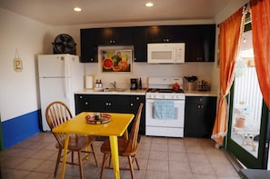 Fridge, microwave, oven, stovetop - Casita Frida – Near Balboa Park (San Diego)