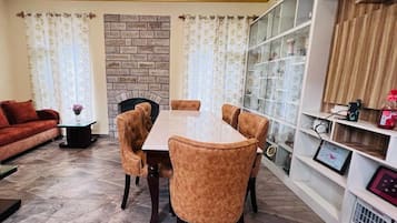 Royal Suite, Courtyard View | In-room dining