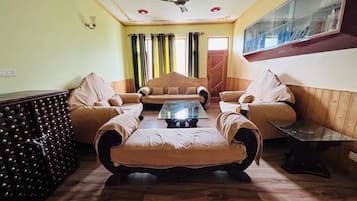 Luxury Suite, Mountain View | Living area