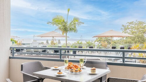 The Landmark 108, 61B Dowling St - air con, linen, pool, lift, views