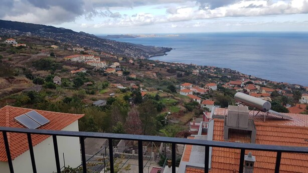 Une ville côtière avec des maisons à étages et une vue sur la mer.